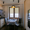 Фото ремонту кухні зі світлими фасадами і темної стільницею