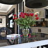 Дизайн вітальні, об&#039;єднаної з кухнею і їдальнею зоною в стилі ар-деко
